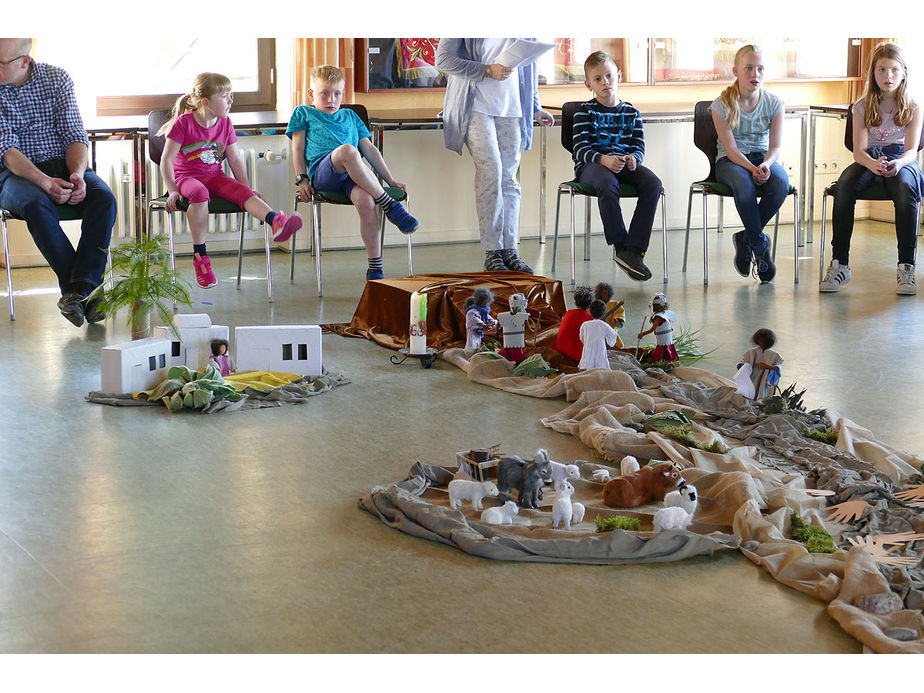 Kinderkarfreitagsliturgie im Gemeindezentrum (Foto: Karl-Franz Thiede)